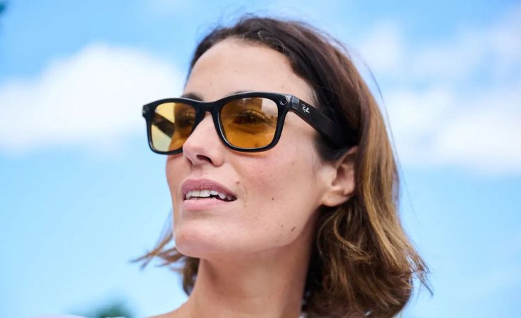 Eine Frau trägt eine smarte Sonnenbrille