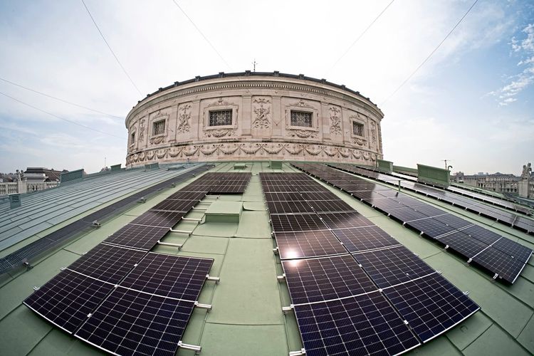Solaranlage auf dem Dach des Wiener Burgtheaters