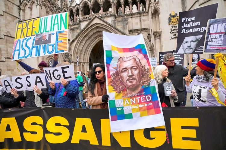 Demonstranten vor dem Londoner High Court setzen sich für Julian Assange ein.