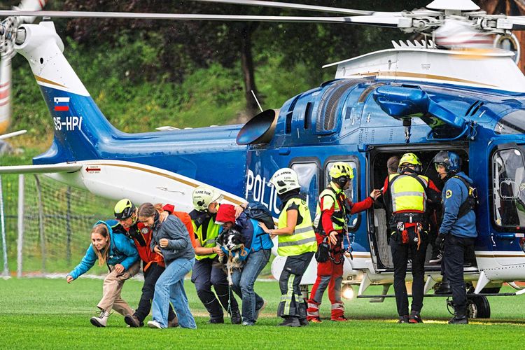 Gelandeter Helikopter in Slowenien mit geretteten Menschen.