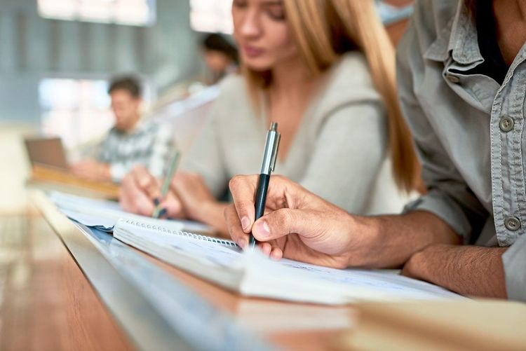 Nahaufnahme von Studierenden im Hörsaal