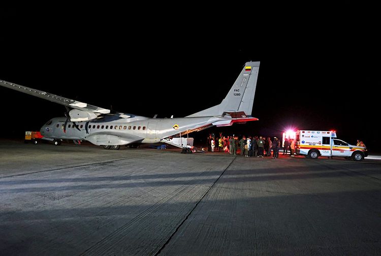Flugzeug, Rettungswagen, Kolumbien, gerettete Kinder aus Dschungel