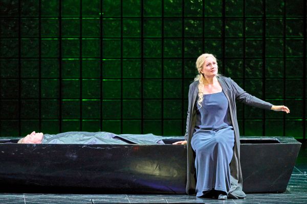 Ende-der-Allm-chtigen-an-der-Staatsoper-bei-der-G-tterd-mmerung-