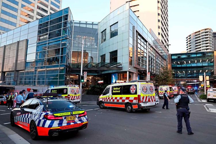Polizei vor Einkaufszentrum wegen Messer-Attacke in Sydney.