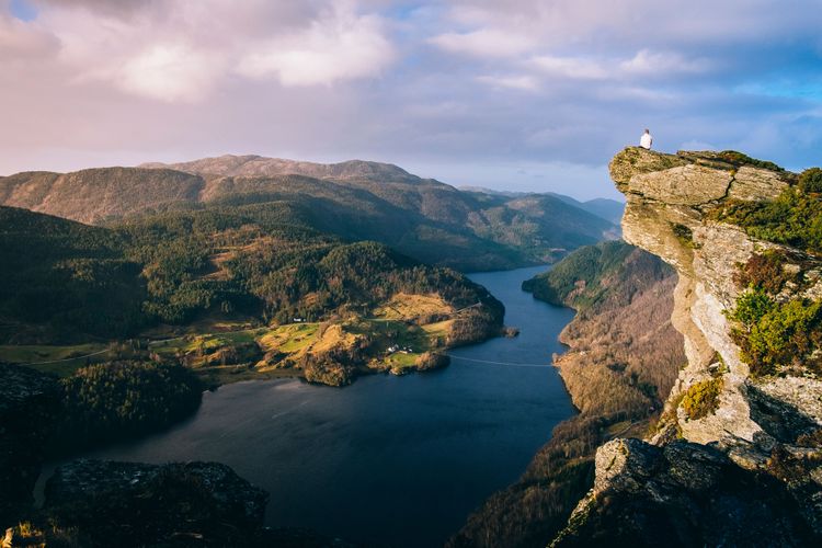 Dabei mangelt es in Norwegen weder an Fjorden noch an Felsformationen. Es lohnt sich zum Beispiel ein Abstecher zur Himakånå – für einen ungestörten Ausblick über den See Lysevatnet und den Nedstrandsfjord.