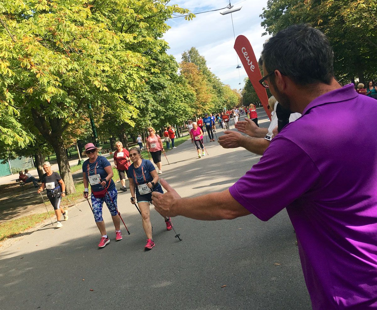 Rüstige Rentner: Nordic Walking mit Senioren - Lifestyle - derStandard ...