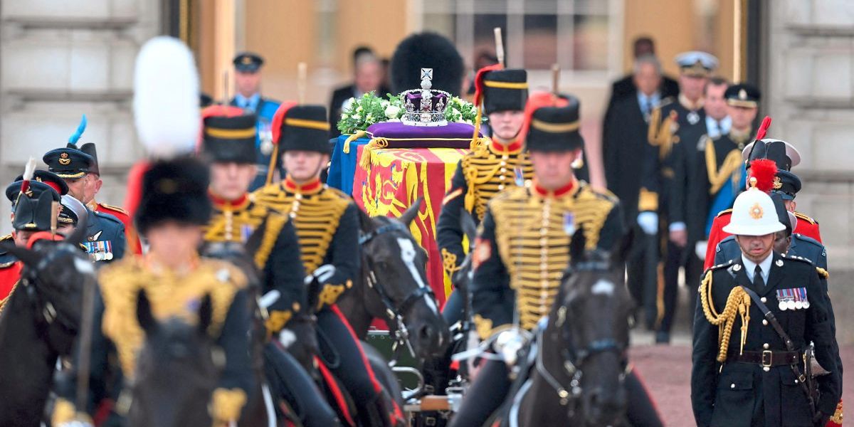 Der Sarg von Queen Elizabeth II. zog durch London Europa