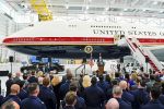 US-Präsident Trump zeigt neue "Air Force One" Die Maschine, die Donald Trump von Katar geschenkt bekommen hat, soll als Übergangslösung dienen