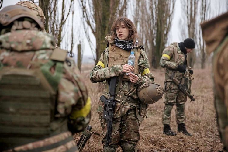 Mehr als 43.000 Frauen sind nach aktuellen Angaben des ukrainischen Verteidigungsministeriums Teil der Armee – aber nur wenige Tausend kommen an der Front tatsächlich zum Einsatz.