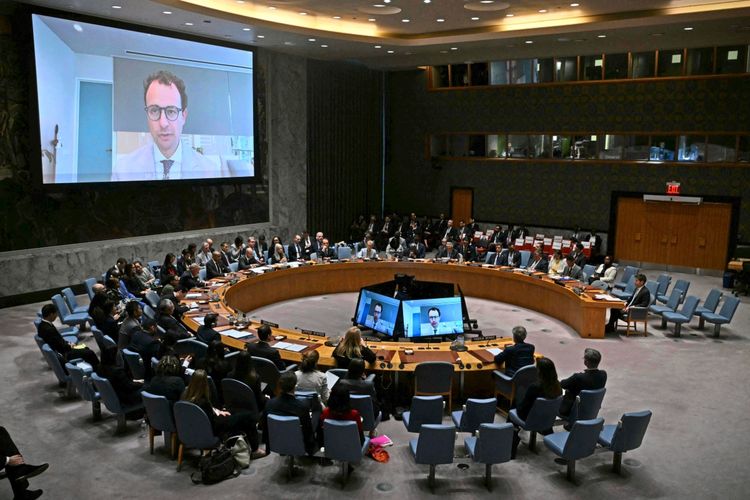 Eine Sitzung des UN-Sicherheitsrats bei der 81. Generalversammlung der Vereinten Nationen im Hauptquartier in New York. Auf einem großen Bildschirm ist eine Person per Videokonferenz zugeschaltet. Teilnehmer sitzen in einer kreisförmigen Anordnung um Tische.