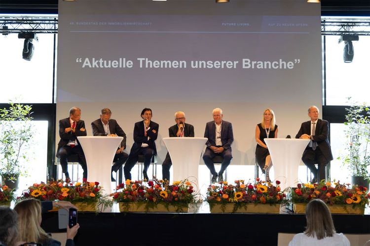 Das Podium auf dem Bundestag der WKÖ-Immobilientreuhänder in Velden.