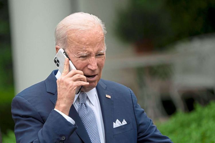 Joe Biden hält sich ein Handy ans Ohr