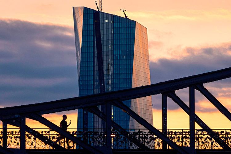 Der EZB-Tower in Frankfurt vor Sonnenuntergang.