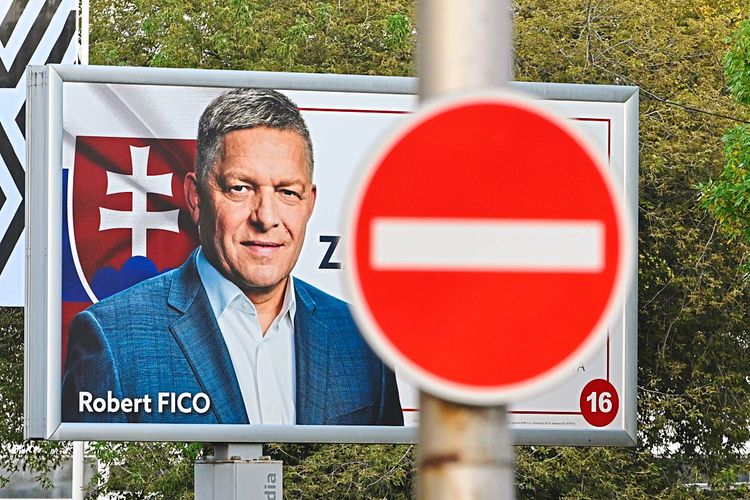Wahlplakat mit Robert Fico in Slowakei