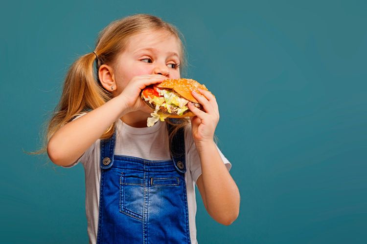 Kind beißt in Hamburger