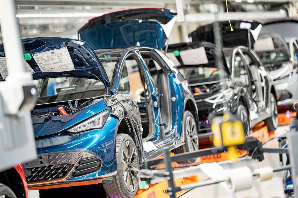 VW-Konzern-ruft-weltweit-fast-100-000-E-Autos-zur-ck