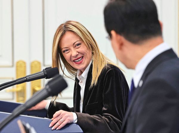 Meloni-schw-rmt-bei-S-dkorea-Besuch-f-r-K-Pop