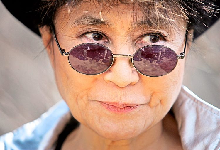 Yoko Ono wurde nach einem jahrelangen Rechtsstreit das Eigentumsrecht an die Patek Philippe 2499 zugesprochen. Sie hatte die Uhr John Lennon zu seinem 40. Geburtstag geschenkt.
