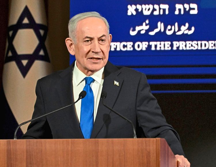 Ein Mann spricht am Rednerpult. Im Hintergrund sind das Symbol Israels und der Text „Office of the President“ auf Hebräisch, Arabisch und Englisch zu sehen.