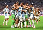 Argentinien zittert sich in der Verlängerung weiter – und beendet Kap Verdes WM-Märchen Messi trifft zur Führung, Kap Verde gleicht zweimal gegen den Weltmeister aus. In der Verlängerung fallen drei Treffer, der entscheidende ist ein Eigentor