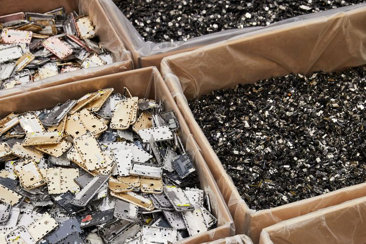 iPhone-Bauteile werden für das Recycling vorbereitet.