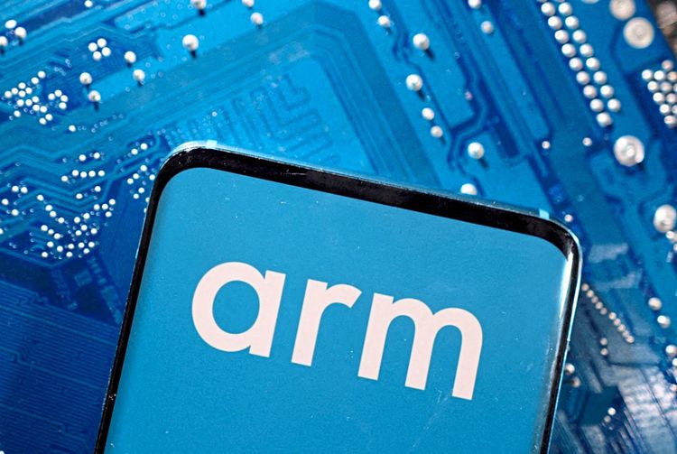 In dieser Abbildung ist ein Smartphone mit einem ARM-Logo vor einer Computer-Platine platziert