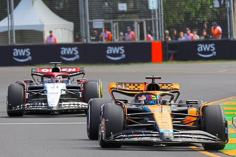 Oscar Piastri (vorne im McLaren) vor Nyck de Vries (AlphaTauri) beim Grand Prix von Australien.