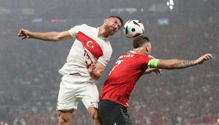 Salih Özcan gegen Marko Arnautovic beim Match Österreich gegen Türkei.