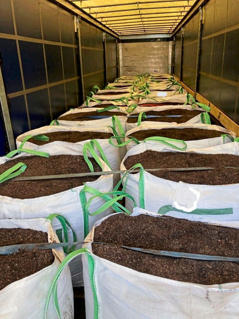 Französischer Zoll fand mehr als 1,1 Tonnen Kokain in Blumenerde-Lkw