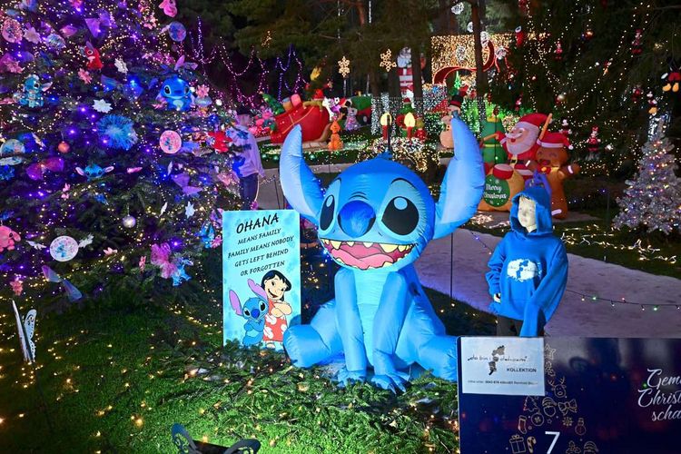 Stich als aufblasbare Weihnachtsfigur