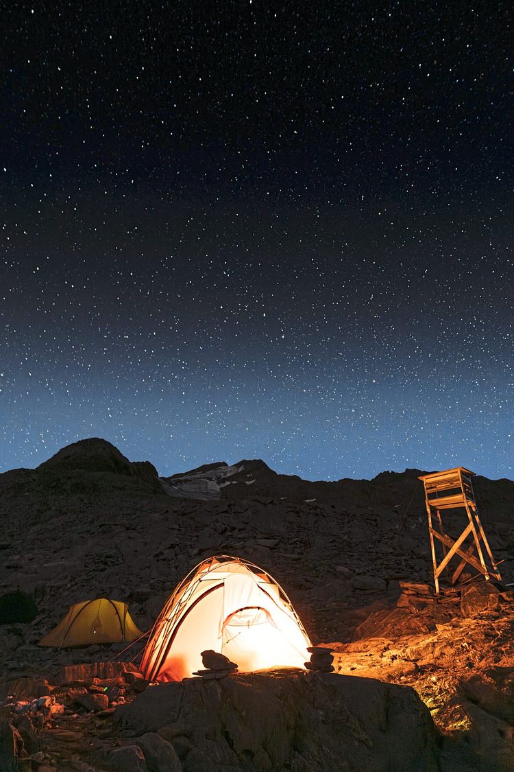 Ein Zelt vor einem Sternenhimmel