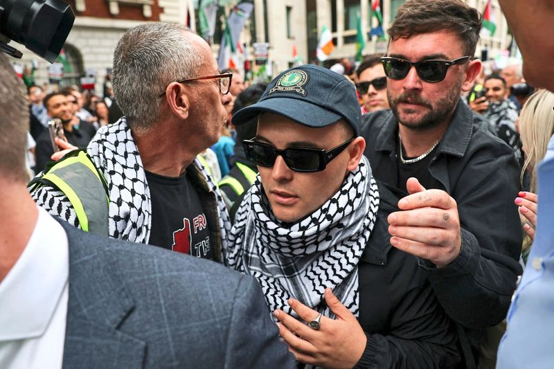 Wegen Hisbollah-Flagge bei Konzert: Kneecap-Rapper vor Gericht