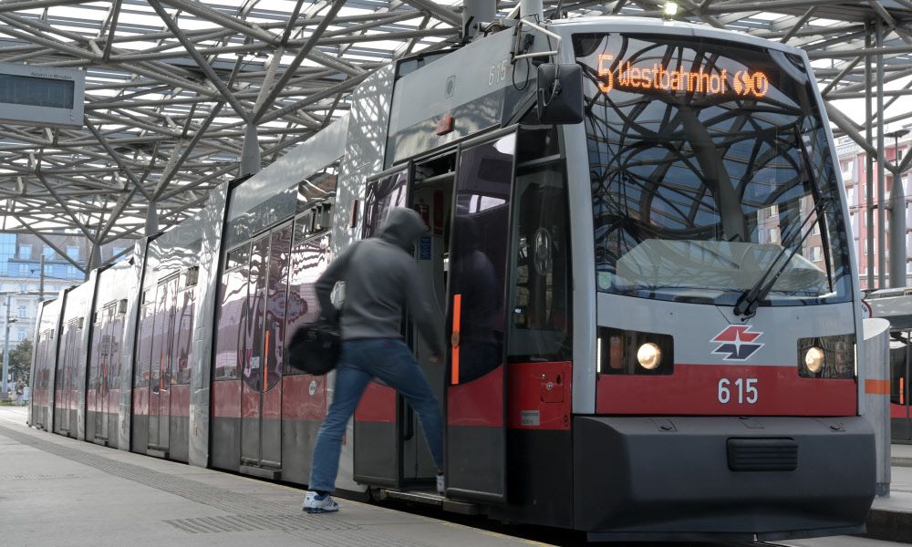 Wiener Linien erwägen, Bim-Fahrgäste zu Paketboten zu machen - Vimarsana News