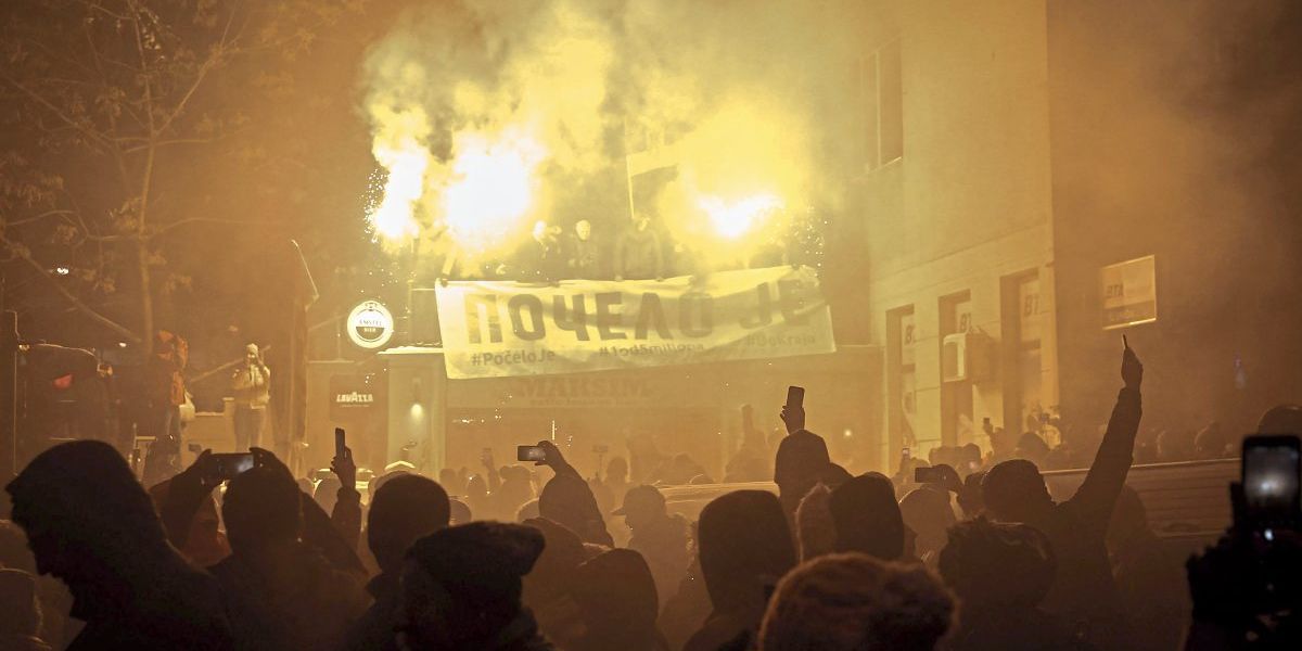 Zehntausende Serben Protestieren Gegen Präsident Vučić - Serbien ...