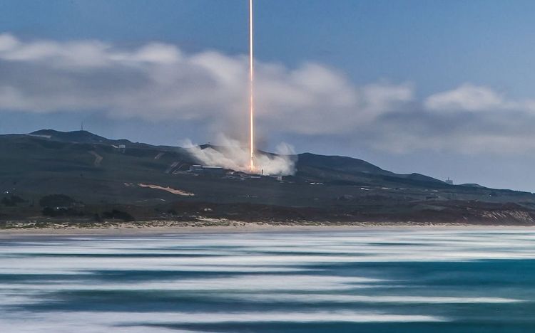 Langzeitbelichtung eines Falcon 9-Starts in Kalifornien