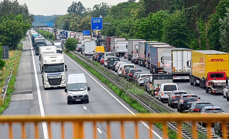 Lkw im Stau auf einer deutschen Autobahn