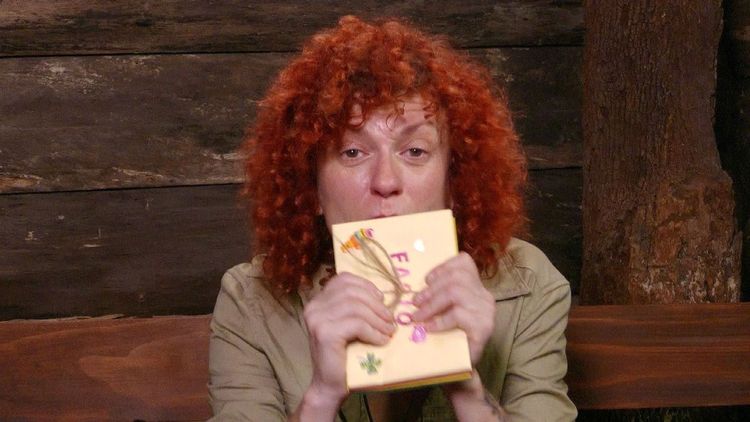 Lucy mit Brief im RTL-Dschungel.