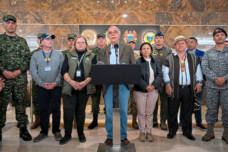 Der kolumbianische Verteidigungsminister Iván Velásquez gab mit dem Suchteam eine Pressekonferenz.