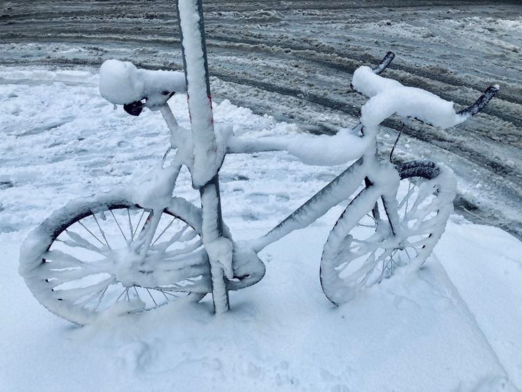 Fahrrad mit sehr viel Schnee.
