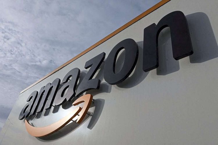 Das Bild zeigt das Amazon-Logo auf einem Verteilzentrum