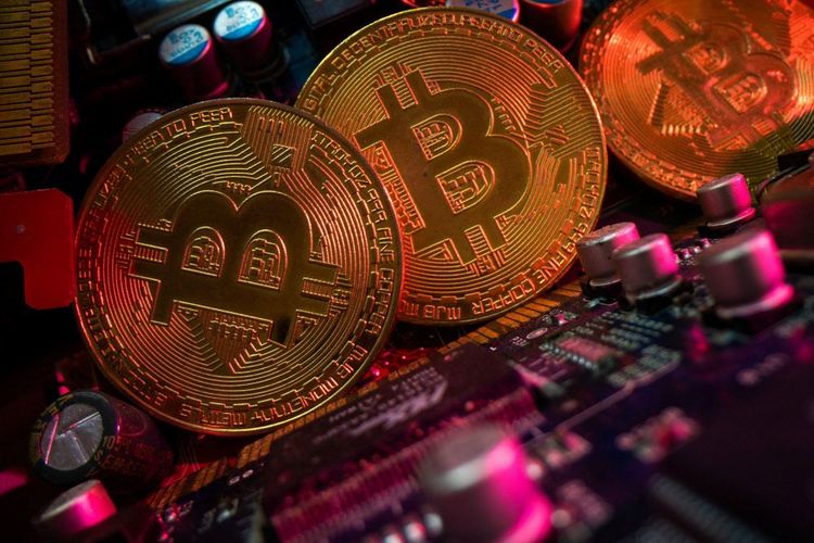 Das Bild zeigt die Kryptowährung Bitcoin als Münze symbolisiert