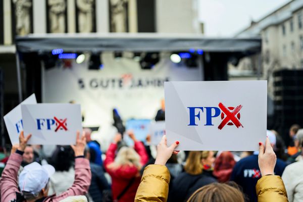 Warum-die-Justiz-blaue-Geldfl-sse-und-Trips-nach-Moskau-und-Minsk-pr-fte