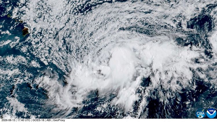 Satellitenbild eines tropischen Sturms namens Lala über dem Pazifischen Ozean, aufgenommen zwischen dem 12. und 13. August 2026. Dichte Wolkenformationen sind sichtbar, die den Sturm darstellen. Links oben ist ein kleiner Teil einer Inselkette zu erkennen. Bildquelle: CSU/CIRA & NOAA.
