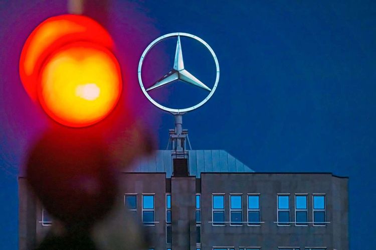 Das Bild zeigt eine rote Ampel und einen Mercedes-Stern.