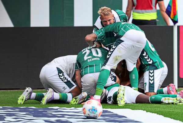 Leverkusen-patzt-trotz-berzahl-in-Bremen-Baumgartner-und-Schmid-mit-Toren