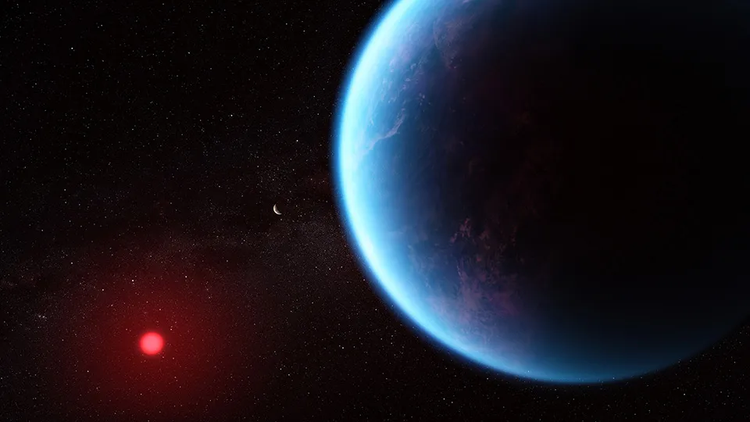 Ein blauer Planet mit einem kleinen, roten Stern im Hintergrund.
