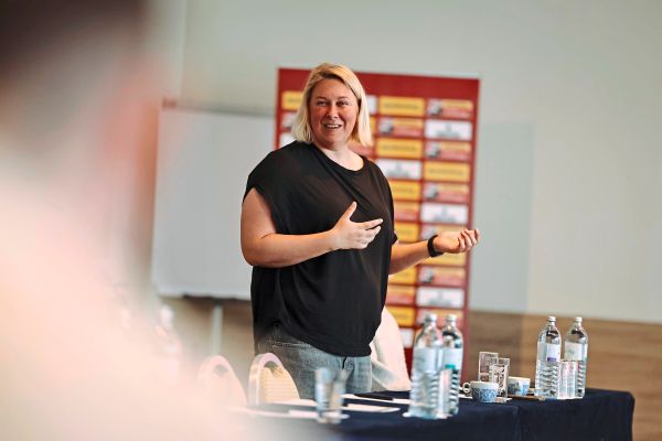 Ligamanagerin-Nina-Potz-Die-Frauen-spielen-nicht-f-r-die-gro-e-Kohle-