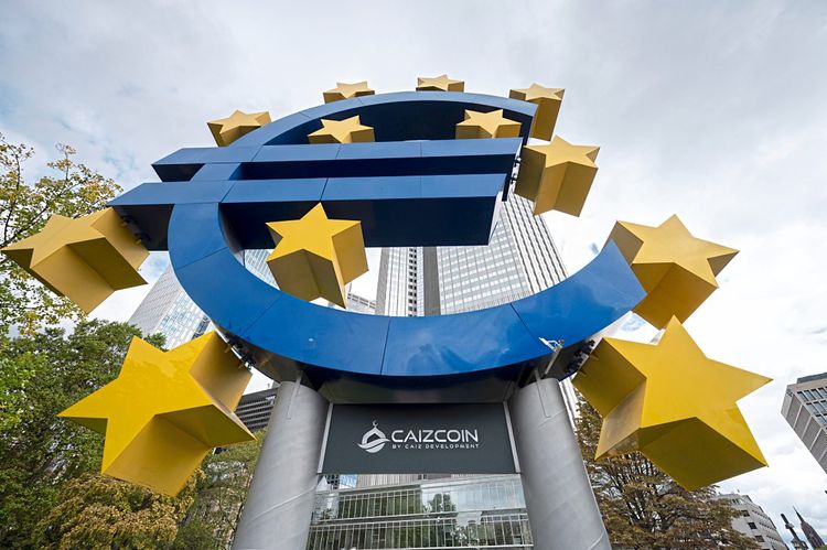 Das Euro-Symbol vor der EZB. Am Symbol der Gemeinschaftswährung hängen die Sterne aus der EU-Flagge.