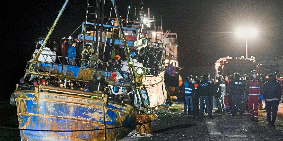 Zwei Schiffe mit 1.000 Migrantinnen und Migranten in Süditalien gelandet