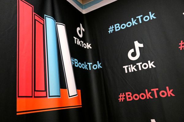 Booktok-Booktube-Bookstagram-Selbstbest-tigung-in-bek-mmlichen-Portionen